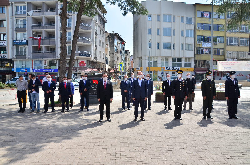 Terme’de sosyal mesafeli 19 Mayıs töreni