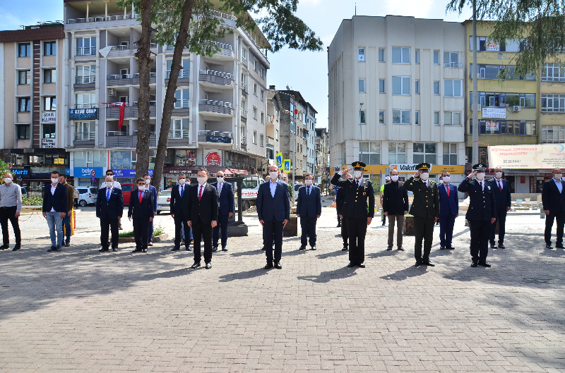 Terme’de sosyal mesafeli 19 Mayıs töreni