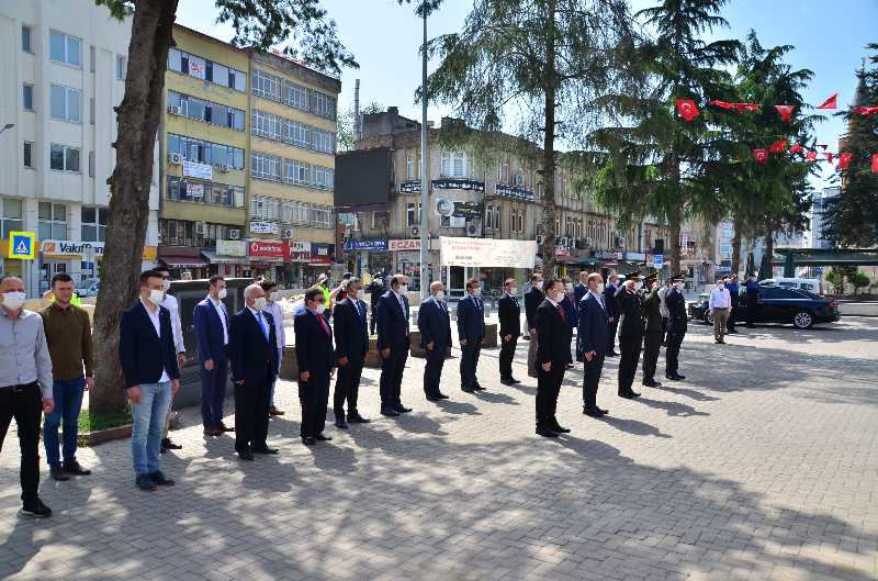 Terme’de sosyal mesafeli 19 Mayıs töreni