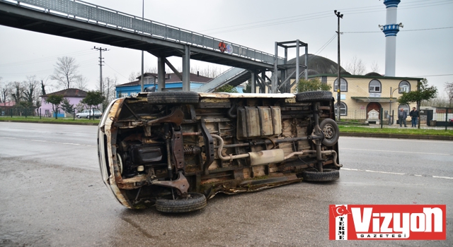 Terme’de İneğe Çarpmamak İçin Manevra Yapan Minibüs Devrildi