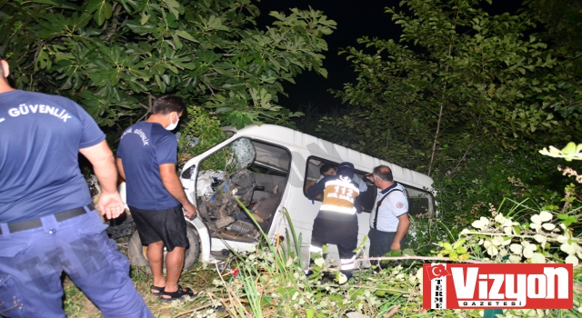 Terme’de minibüs köprüden uçtu: 1 yaralı