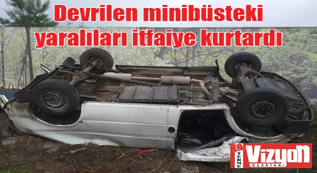 Devrilen minibüsteki yaralıları itfaiye kurtardı