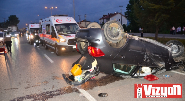 Kavşaktaki kazada otomobil takla attı: 3 yaralı