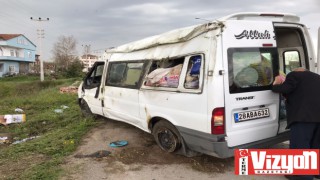 Terme’de minibüs devrildi: 3 yaralı