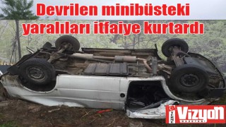 Devrilen minibüsteki yaralıları itfaiye kurtardı