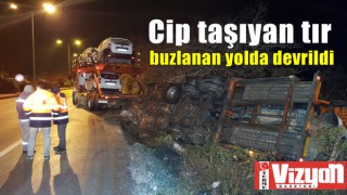 Cip taşıyan tır buzlanan yolda devrildi