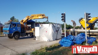 TIR’ın taşıdığı 40 tonluk iş makinesi yola devrildi