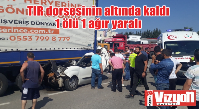 Ticari araç TIR dorsesinin altında kaldı: 1 ölü 1 ağır yaralı