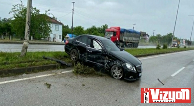 Otomobil duvara çarpıp refüje çıktı: 1 yaralı