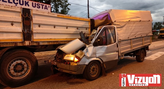 Terme’de kamyonet tıra çarptı: 1 ölü 1 yaralı