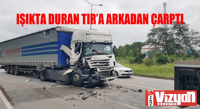 Işıkta duran TIR’a arkadan çarptı