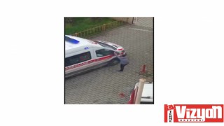 Alkollü şahıs vakaya giden ambulansa engel oldu