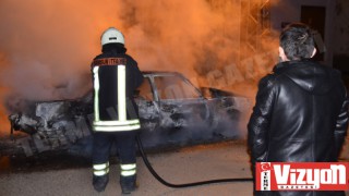 Çalışmayan aracını ateşe verdi, sönene kadar başında bekledi