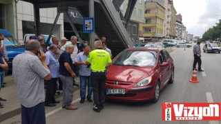 Terme’de üst geçidi kullanmadı, otomobil çarptı