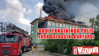 Okul yangınında polis Türk Bayrağını kurtardı