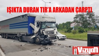 Işıkta duran TIR’a arkadan çarptı