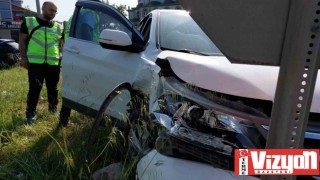 2 otomobilin çarpıştığı kazada 2 kişi yaralandı